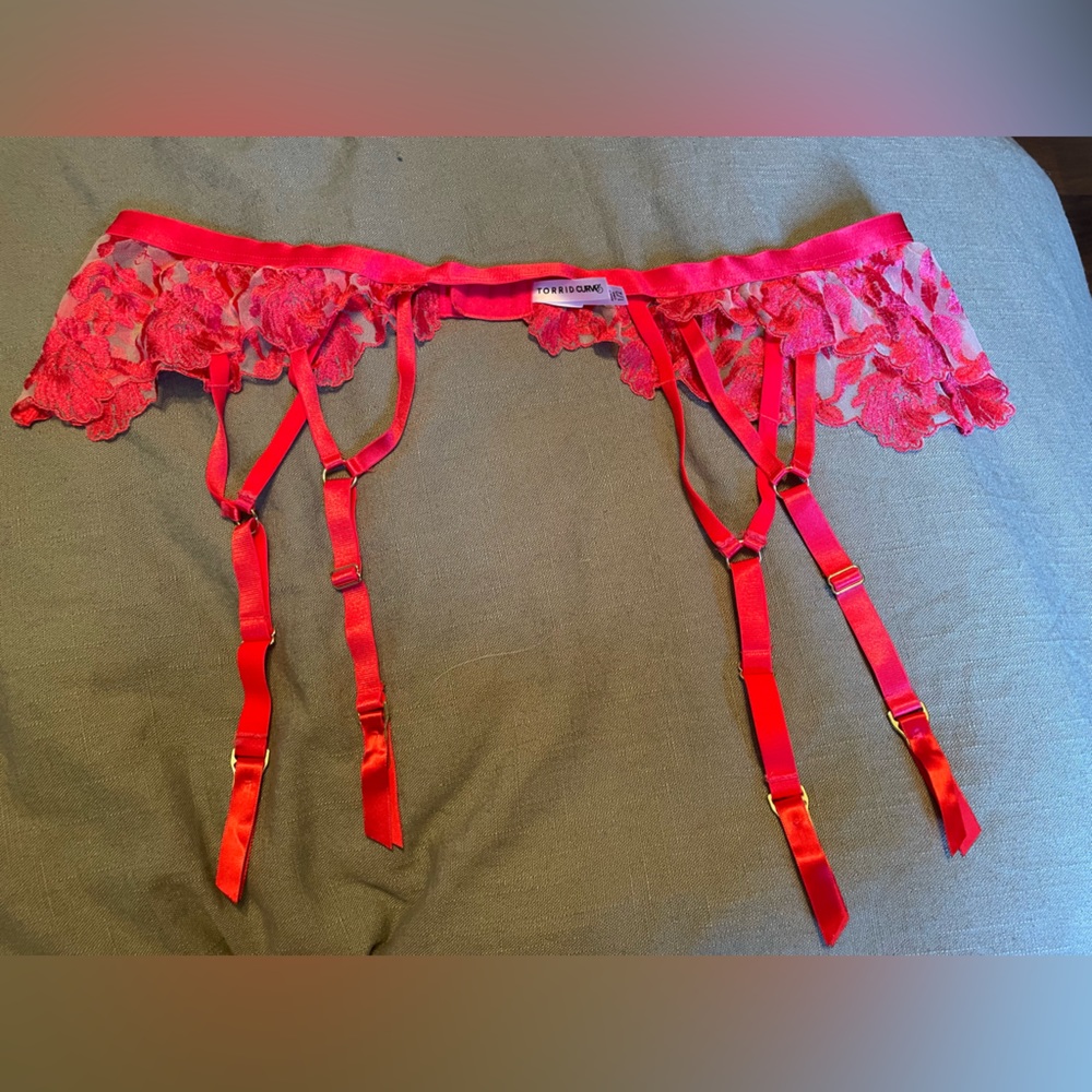 Floral embroidered mesh garter